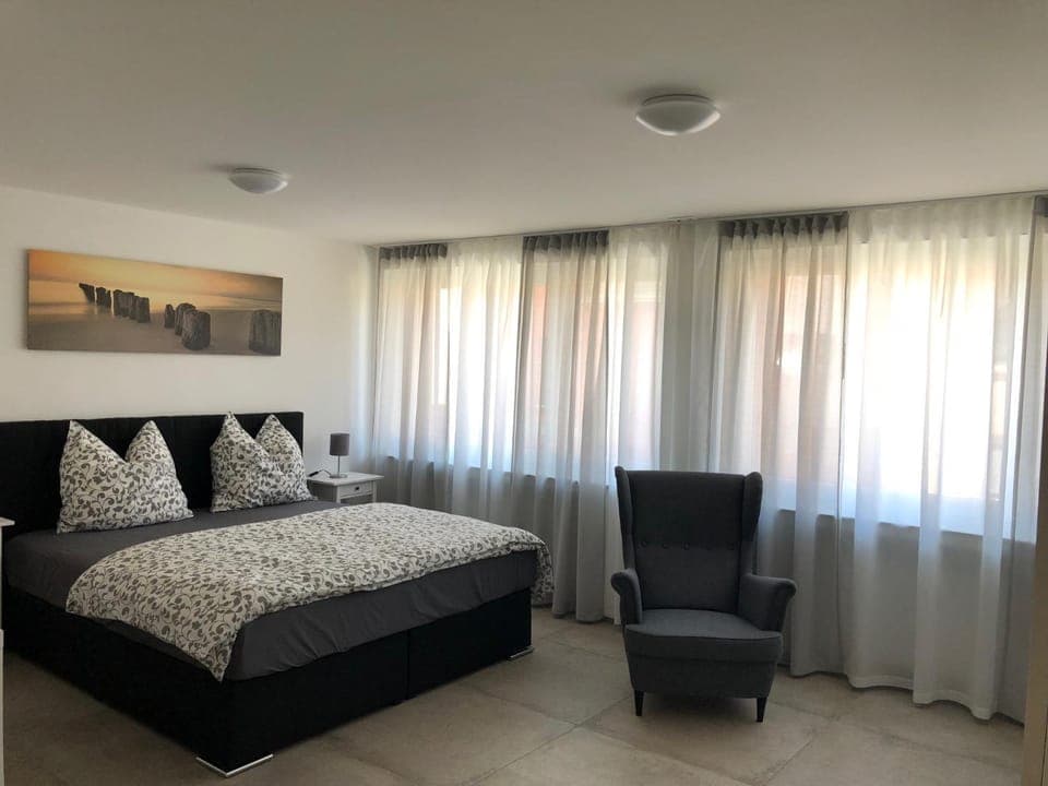 Bed, Photo of the whole room, Seating area, Bedroom