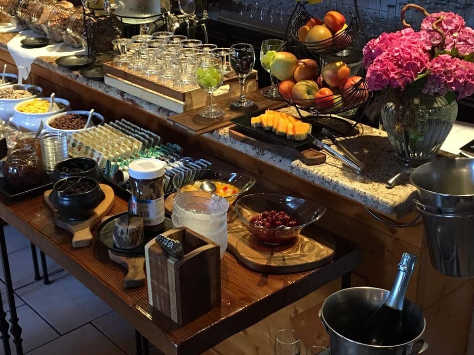 Restaurant/places to eat, Buffet breakfast