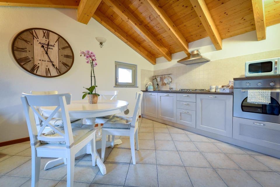 Kitchen or kitchenette, Dining area, minibar, pet friendly, stove, toaster