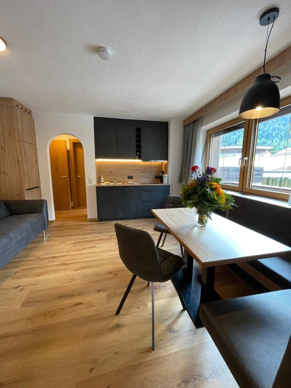 Kitchen or kitchenette, Living room, Seating area, Dining area