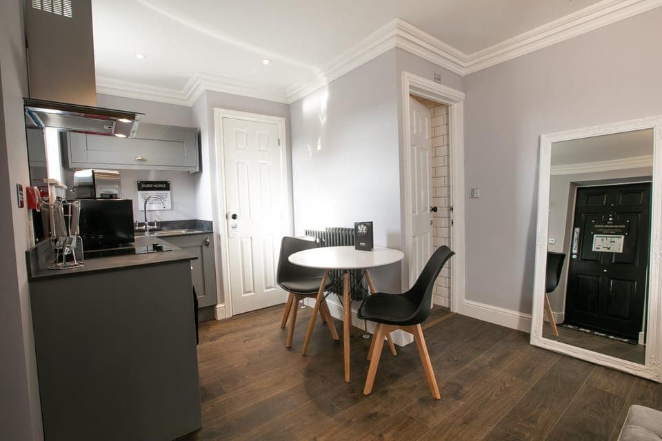 Kitchen or kitchenette, Dining area, minibar, pet friendly, stove