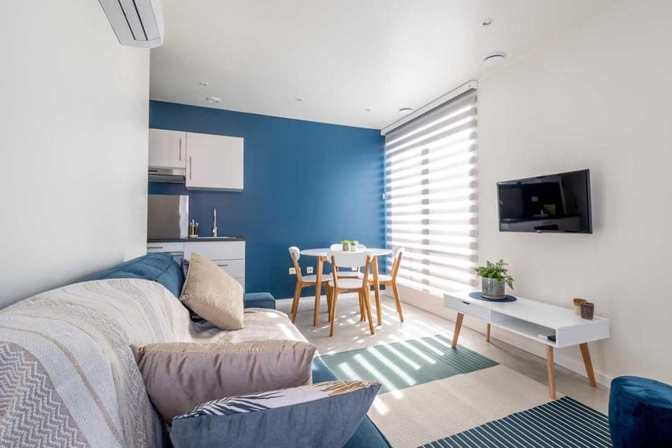 TV and multimedia, Seating area, Dining area