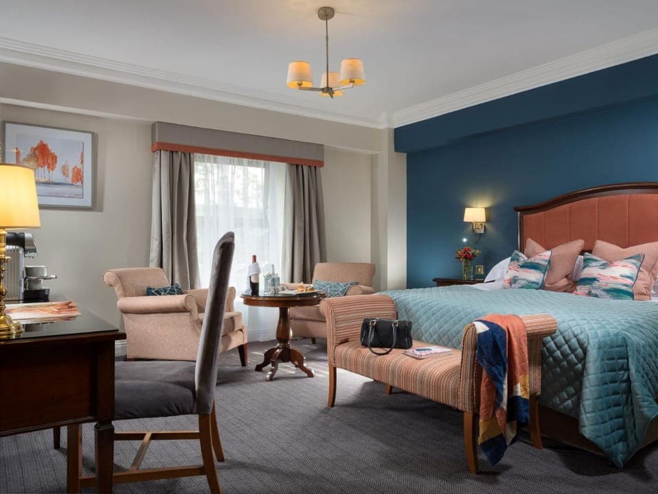 Bed, Photo of the whole room, Seating area, Bedroom