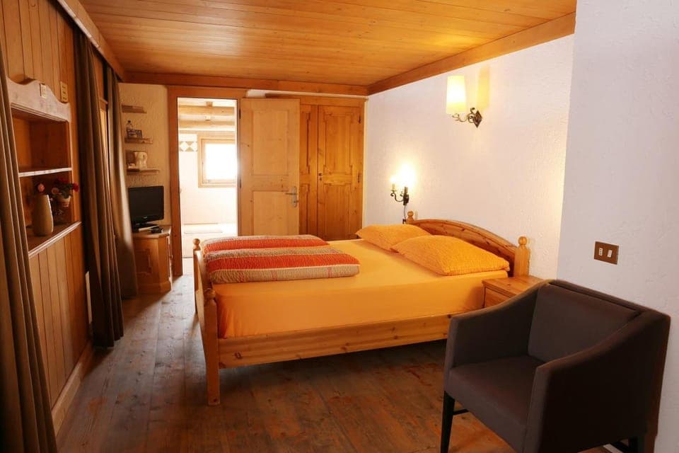 Bed, Photo of the whole room, Bedroom, Mountain view