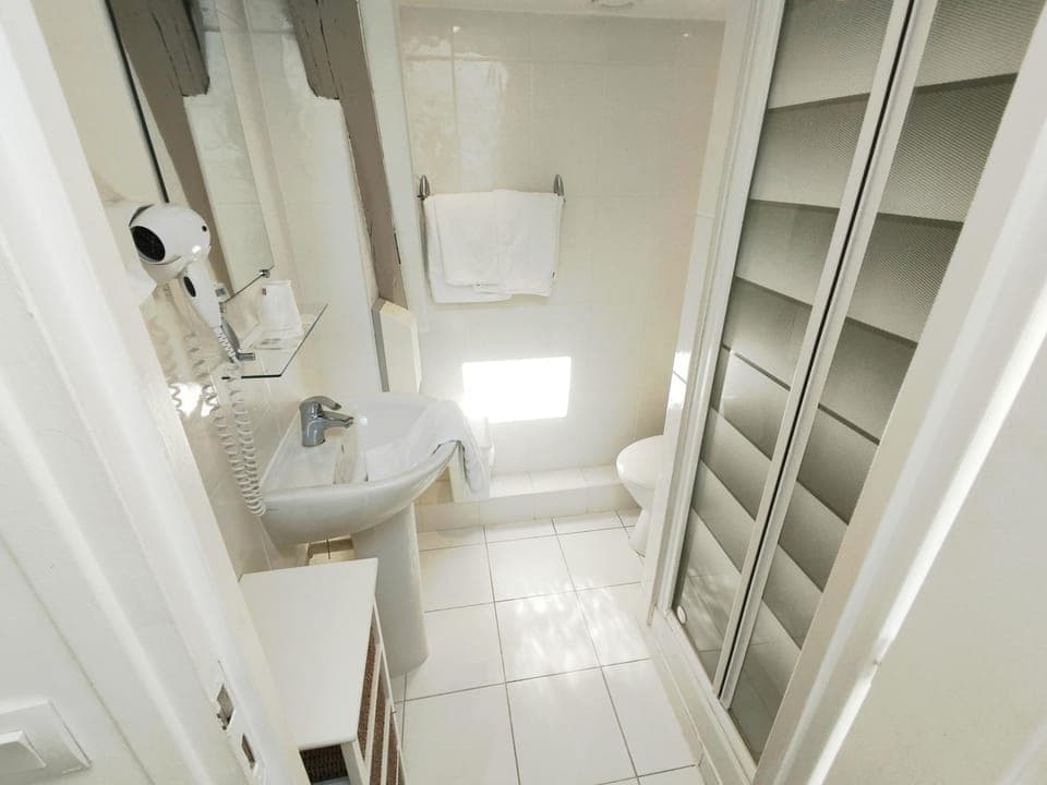 Shower, Toilet, towels