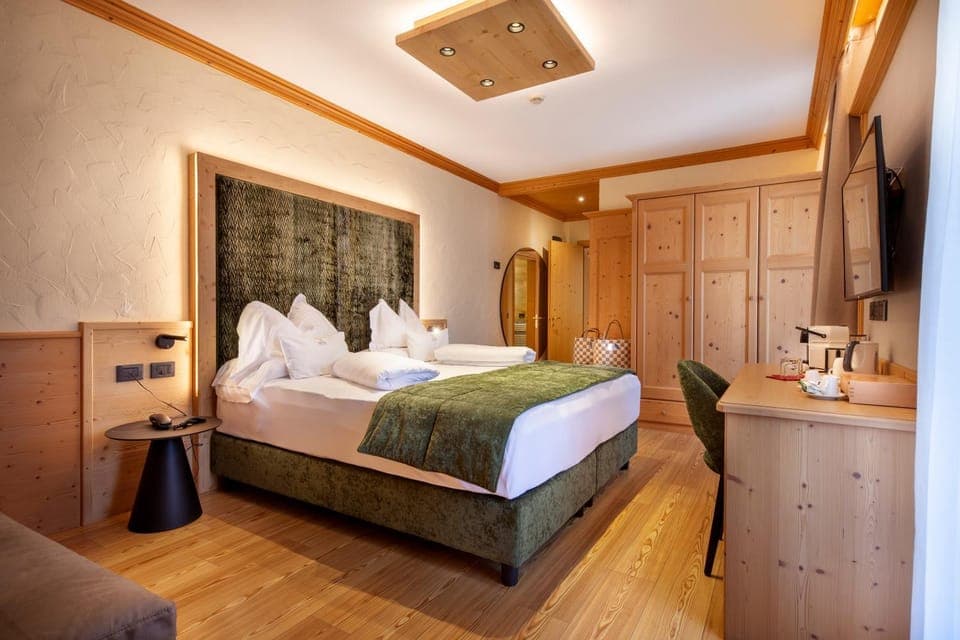 Bed, TV and multimedia, Photo of the whole room, Bedroom