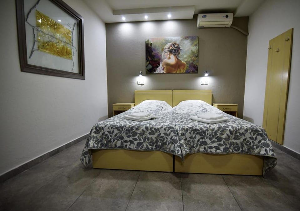 Bed, Photo of the whole room, Bedroom, air conditioner
