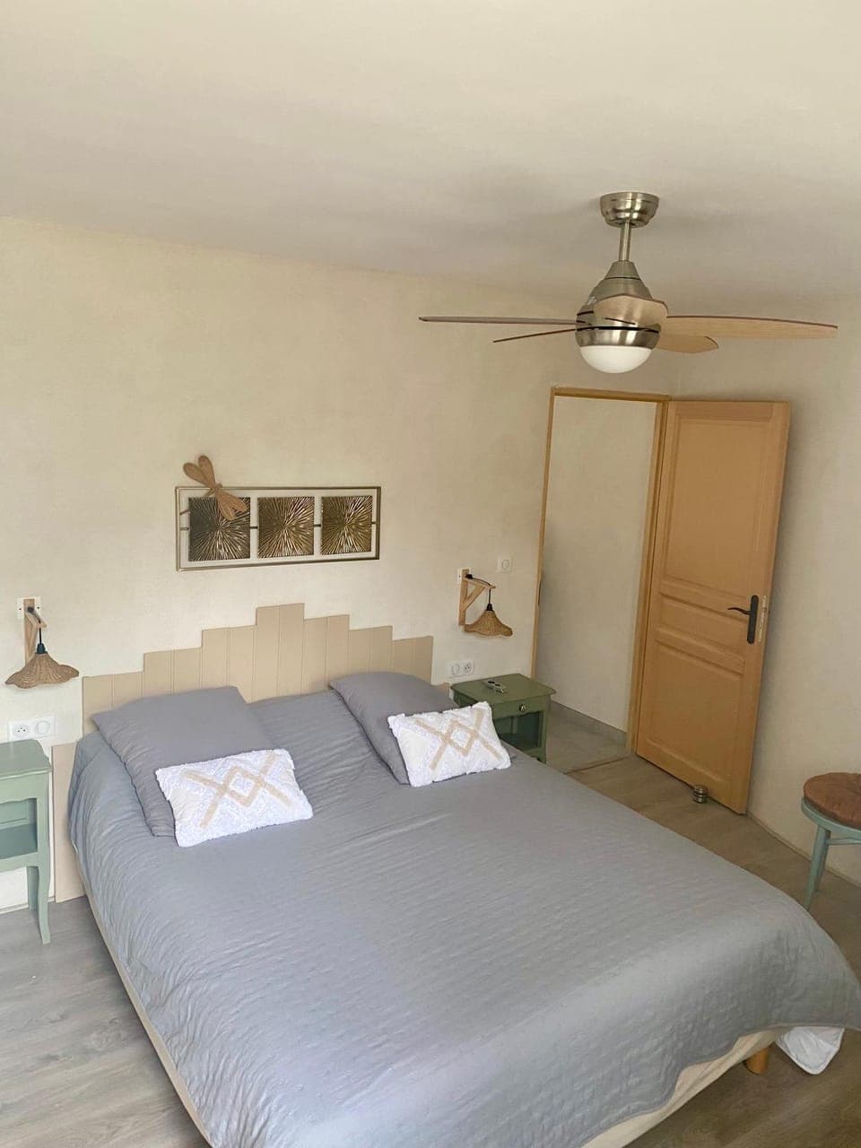 Photo of the whole room, fireplace