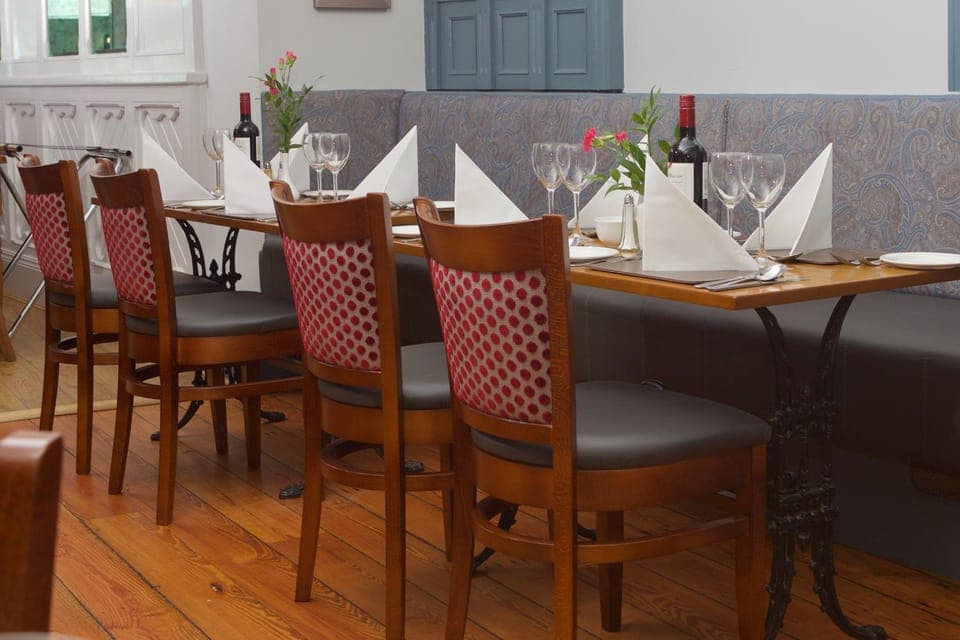 Restaurant/places to eat, Decorative detail, Breakfast, Lunch, Dinner, Alcoholic drinks, Non alcoholic drinks