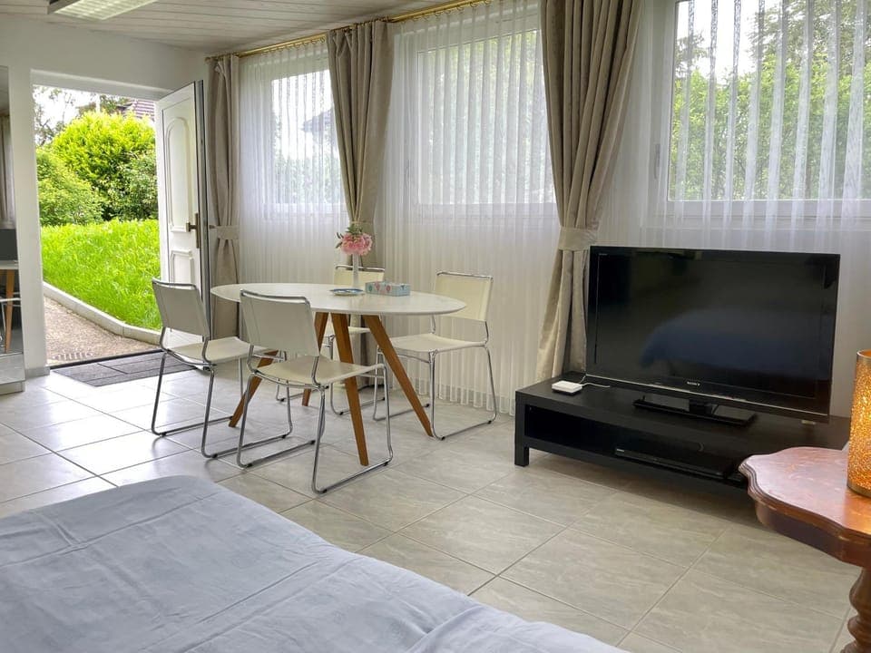 Communal lounge/ TV room, TV and multimedia, Photo of the whole room, Seating area, Dining area