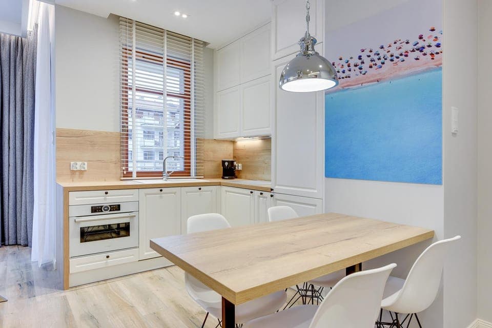 Kitchen or kitchenette, Dining area