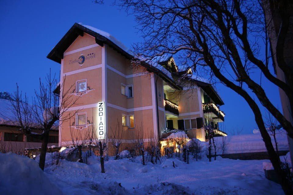 Facade/entrance, Night, Winter