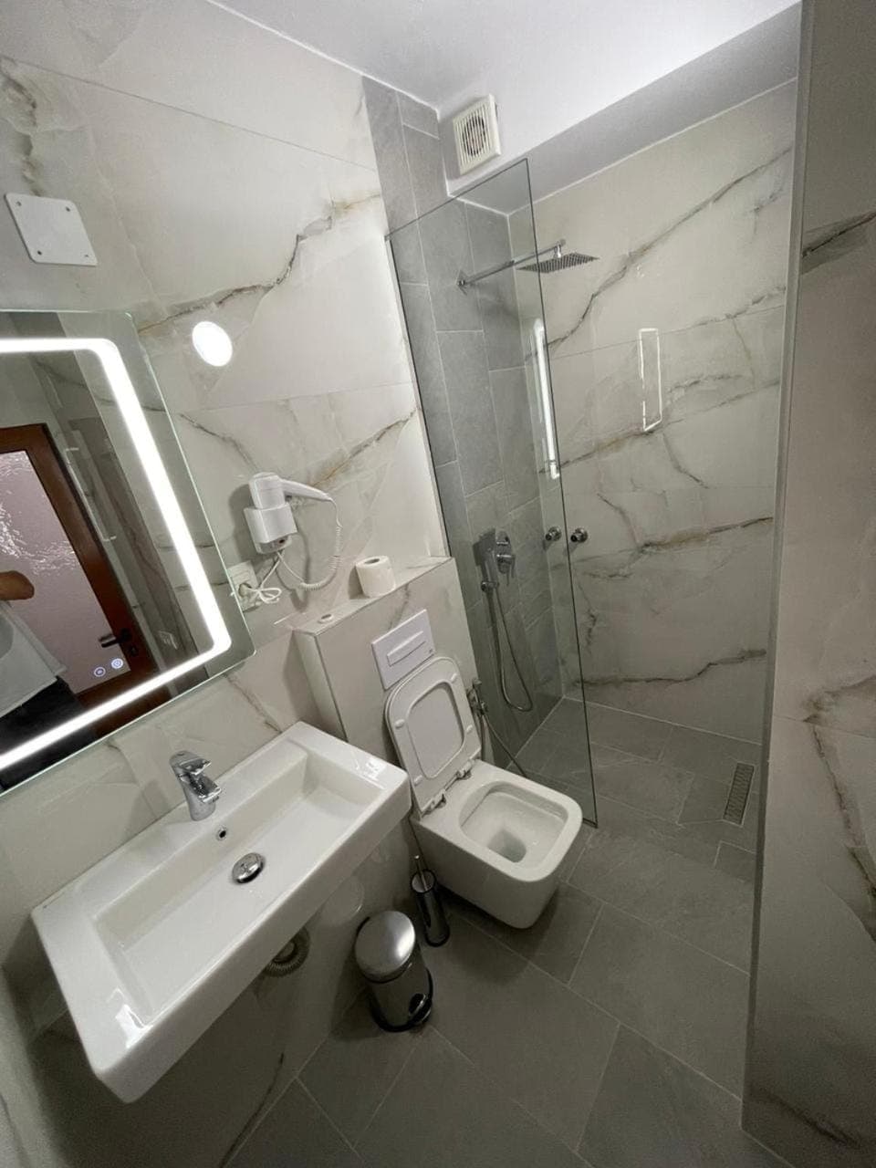 Shower, Toilet, Bathroom, towels