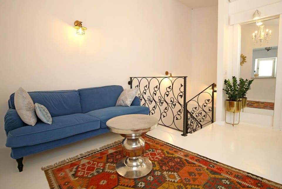 People, Living room, Photo of the whole room, Decorative detail, Decorative detail, Seating area, Guests