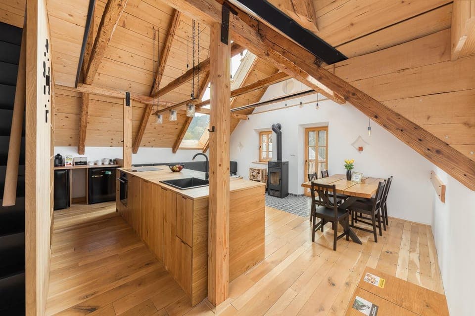 Kitchen or kitchenette, Dining area