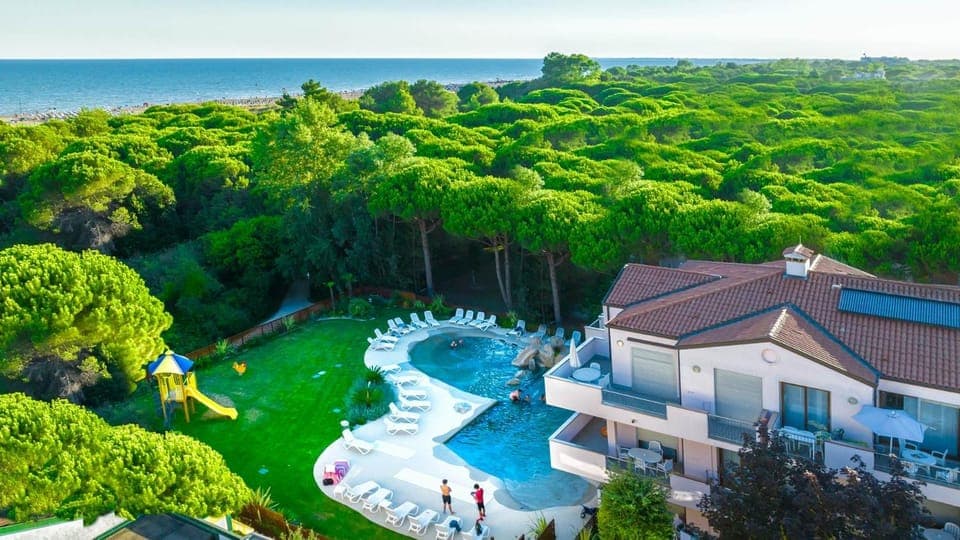 Property building, Nearby landmark, Natural landscape, Bird's eye view, Pool view, Sea view, Swimming pool