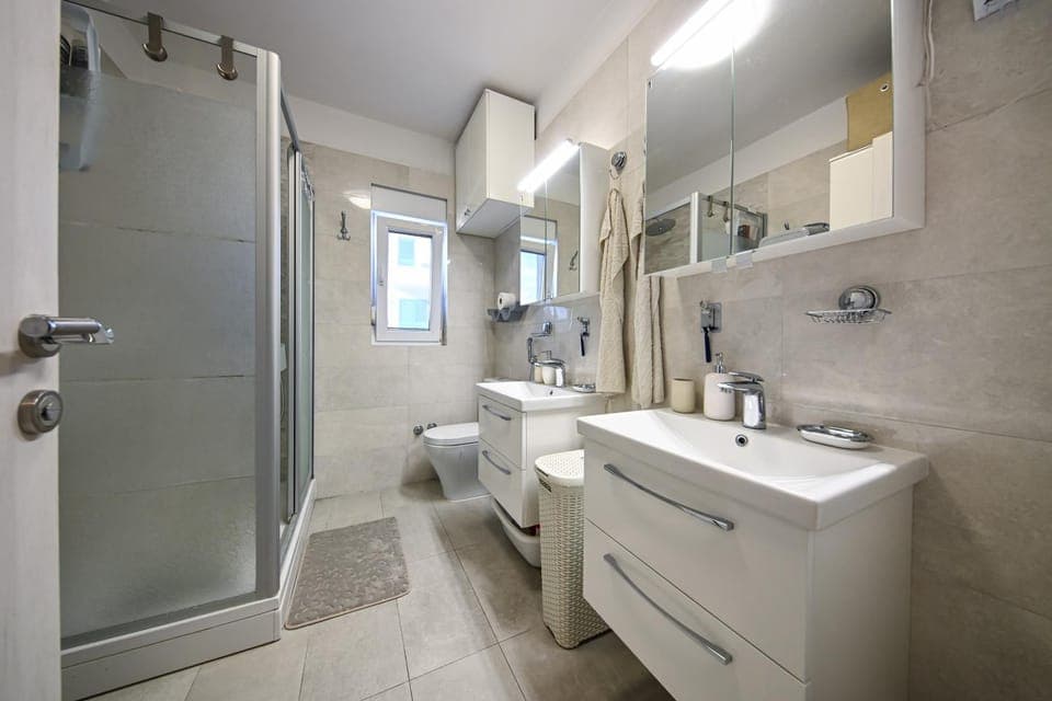 Shower, Toilet, Bathroom, towels