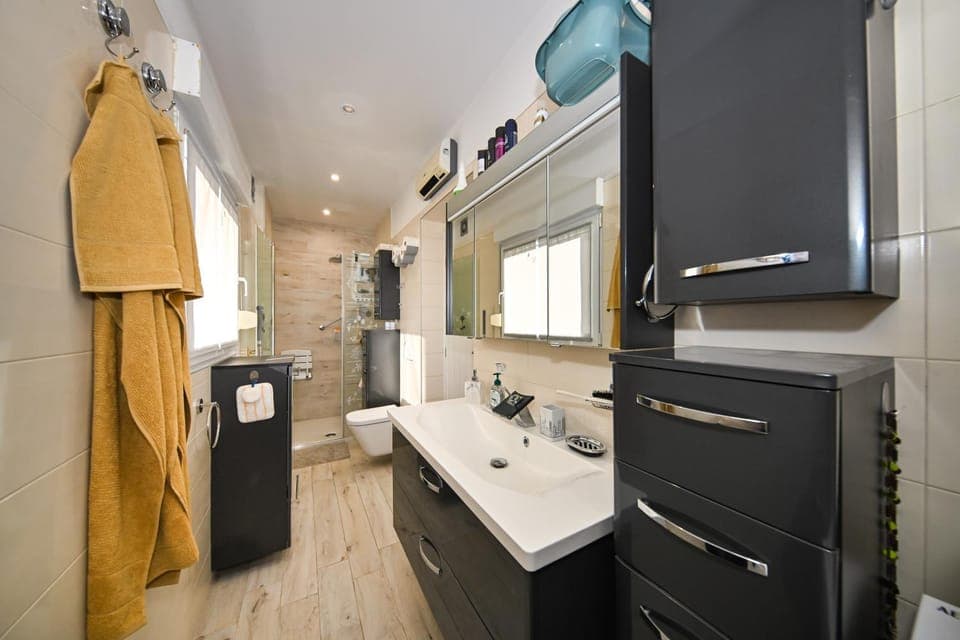 Shower, Bathroom, towels, washing machine