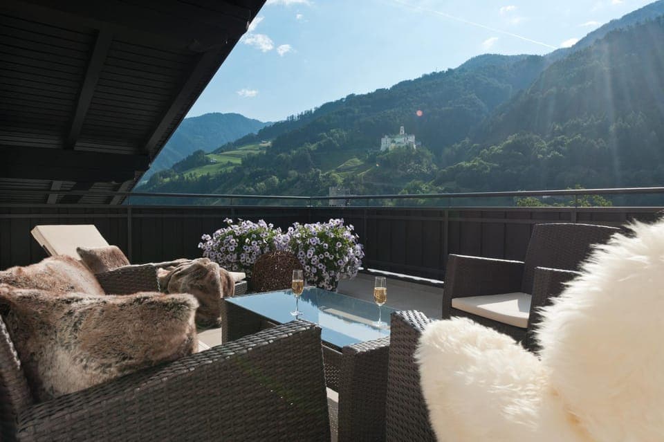 Nearby landmark, Natural landscape, Balcony/Terrace