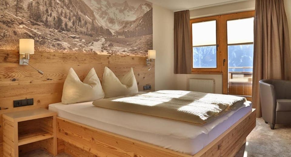 Photo of the whole room, Bedroom, Mountain view