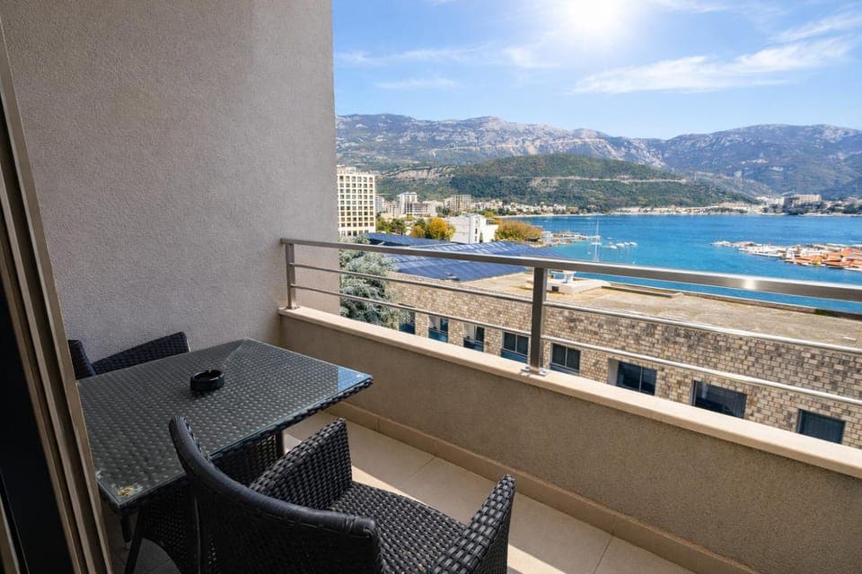 Communal lounge/ TV room, Bed, TV and multimedia, Bedroom, towels, wardrobe