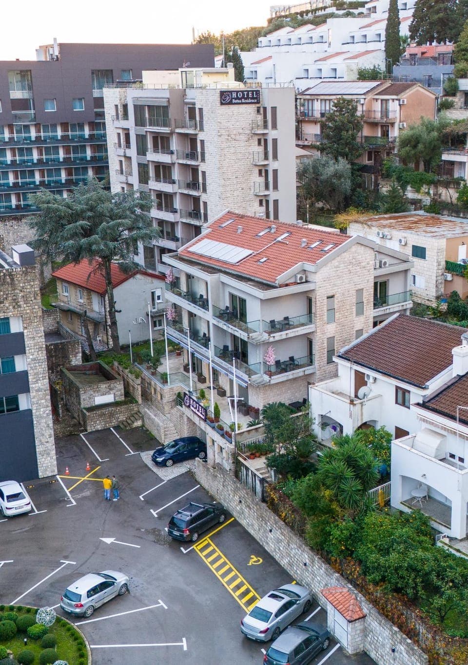 Property building, Day, Neighbourhood, Bird's eye view, City view, Street view, Location, Parking