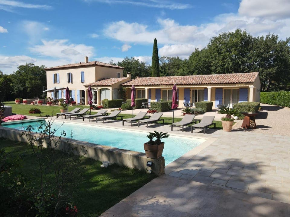 Property building, Patio, Balcony/Terrace, Swimming pool, sunbed