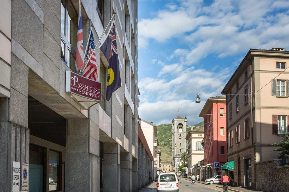 Facade/entrance, Bird's eye view, On-site shops, View (from property/room), Decorative detail