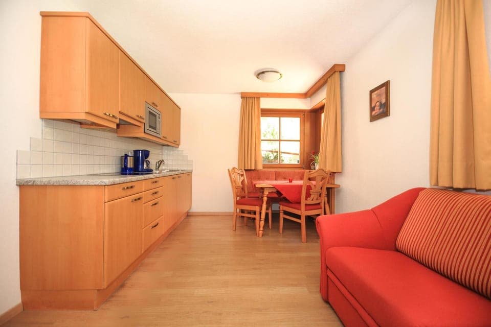 Kitchen or kitchenette, Living room, Decorative detail, Seating area, Dining area, stove