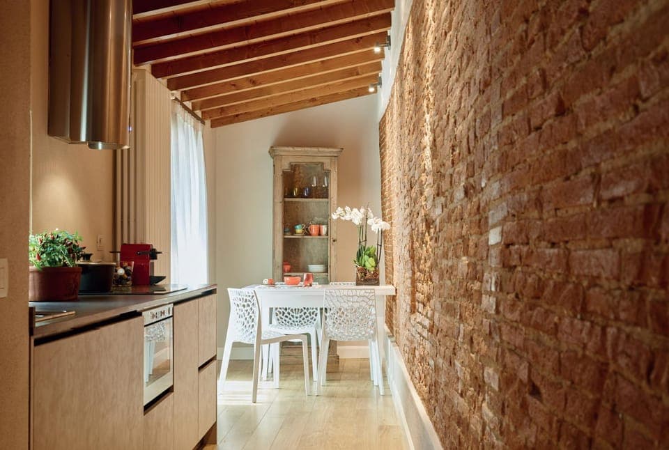 Kitchen or kitchenette, Dining area