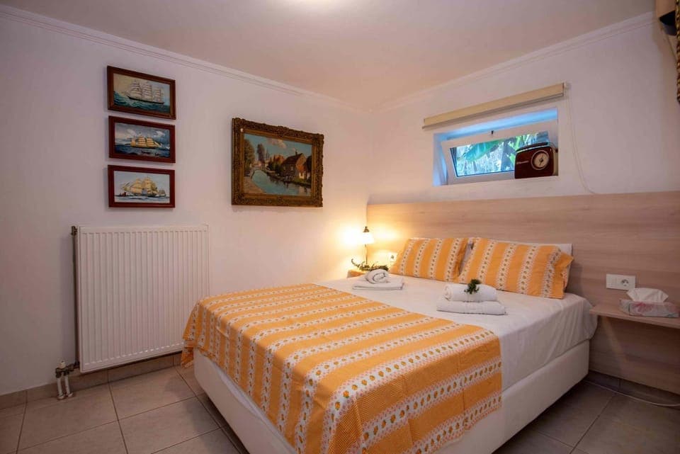Bed, Photo of the whole room, Decorative detail, Decorative detail, Bedroom, towels