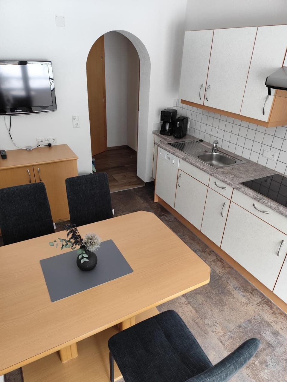 Kitchen or kitchenette, Dining area, stove