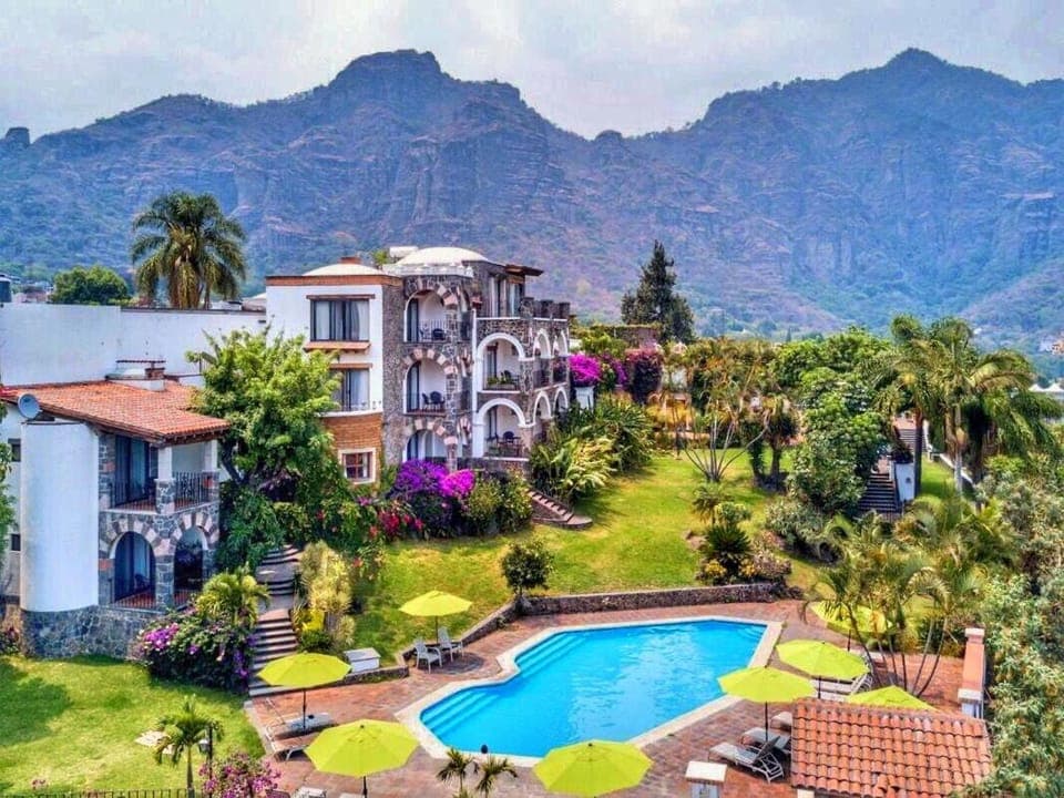 Property building, Spring, Day, Natural landscape, Bird's eye view, Garden, Garden view, Mountain view, Pool view, Swimming pool