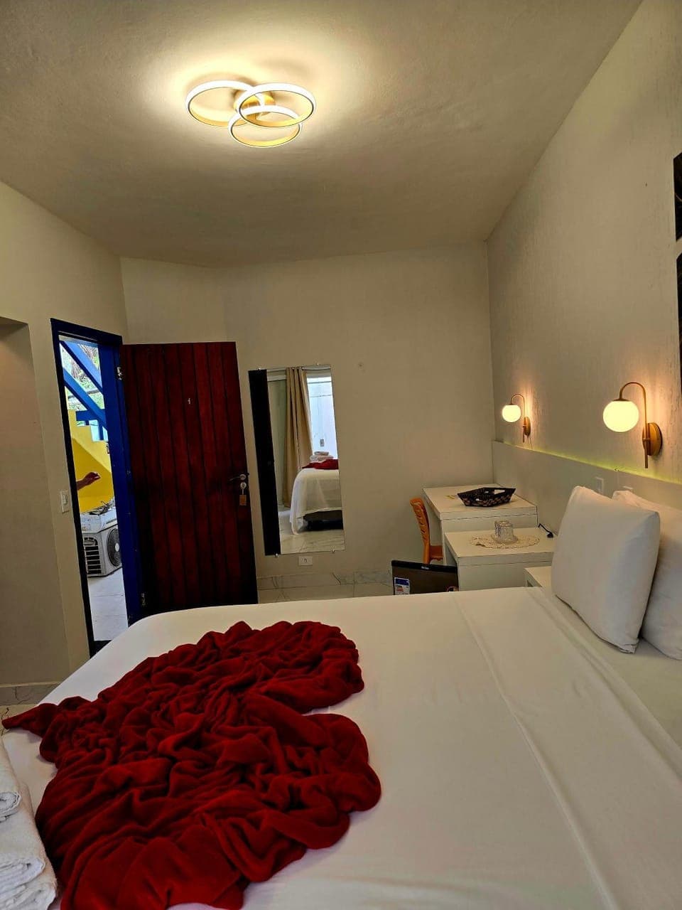 Bed, Bedroom, towels