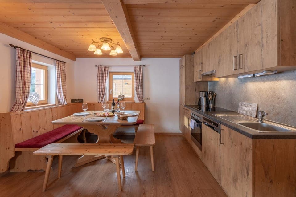 Kitchen or kitchenette, Dining area, Communal kitchen