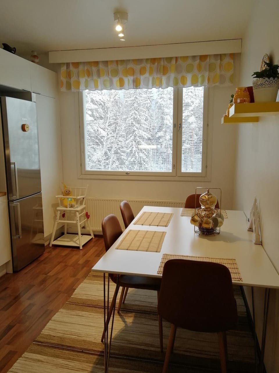 Kitchen or kitchenette, Dining area