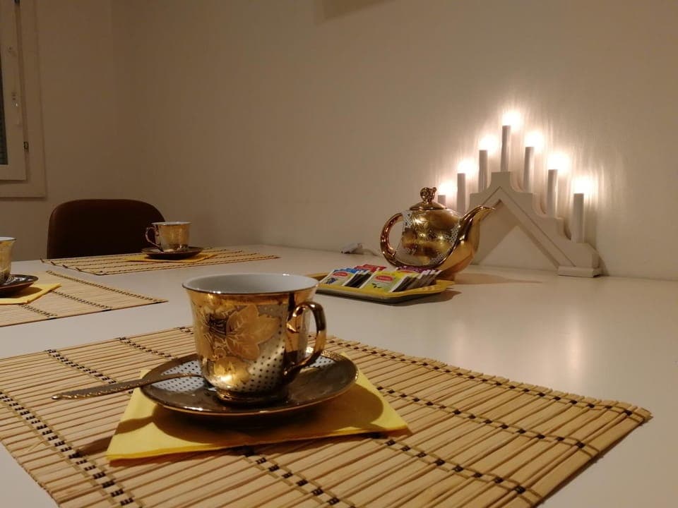 Coffee/tea facilities, Food and drinks, Dining area, Food