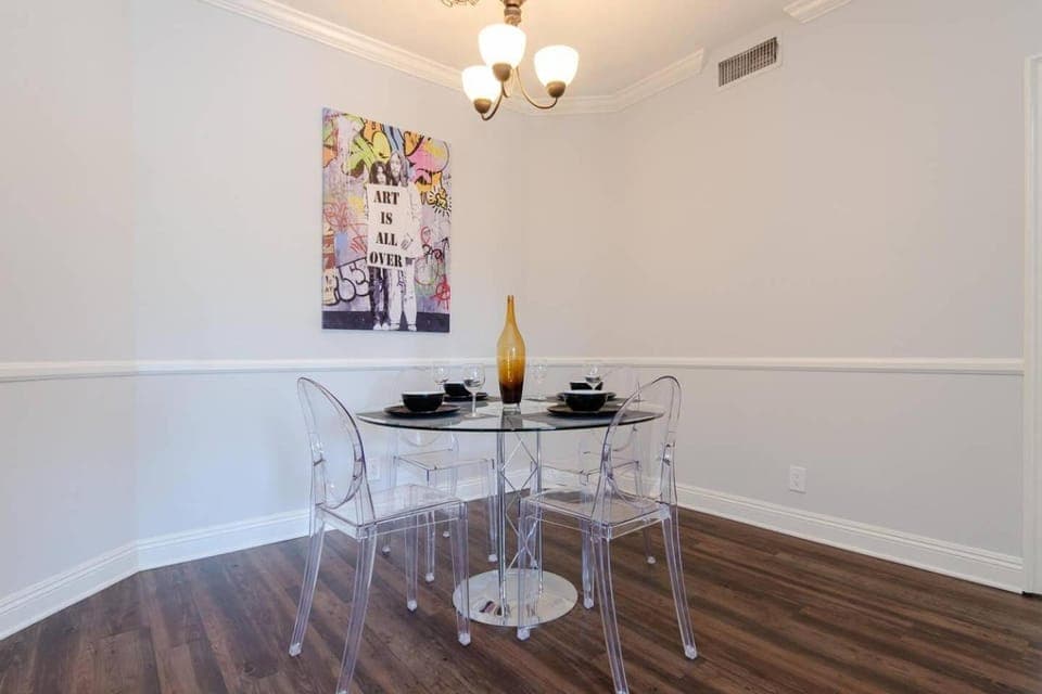 Designer Penthouse 2 Bedroom with Balcony Beverly Hills Adjacent Apartment in Beverly Hills