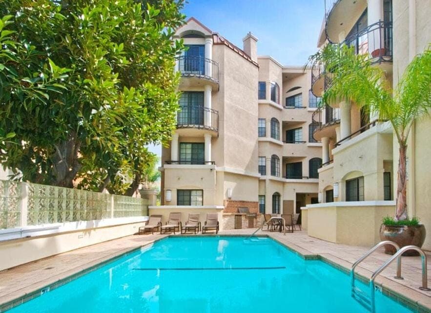 Designer Penthouse 2 Bedroom with Balcony Beverly Hills Adjacent Apartment in Beverly Hills