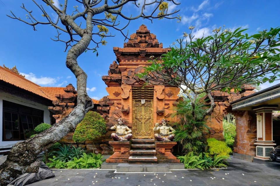 Facade/entrance, Garden