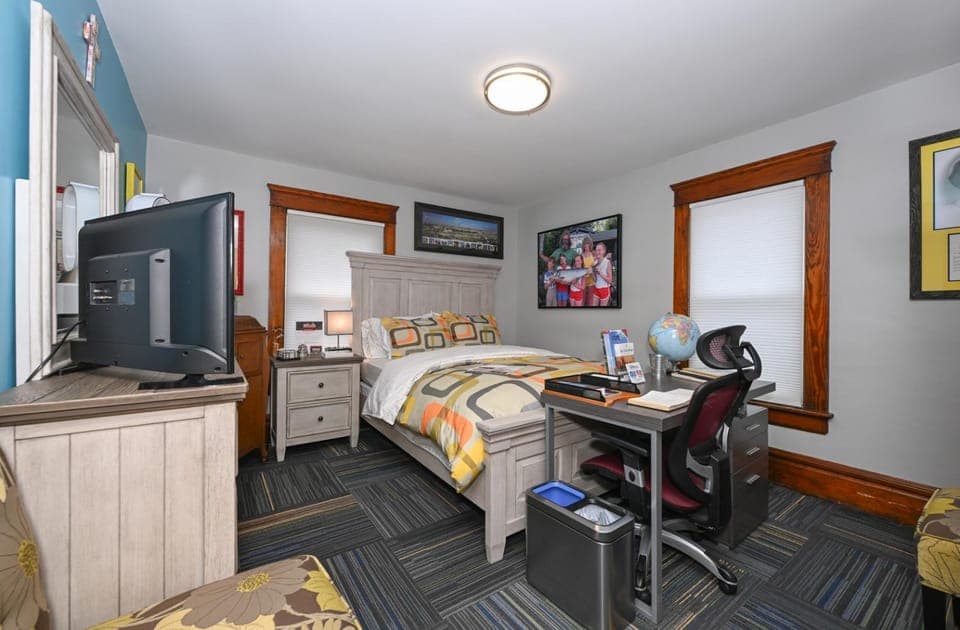 Bed, TV and multimedia, Photo of the whole room, Decorative detail, Bedroom