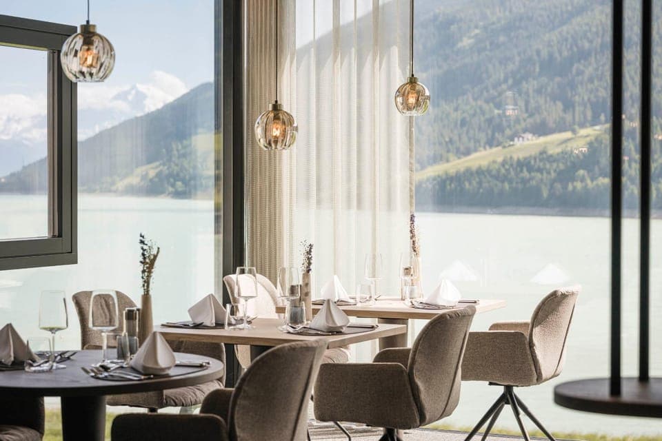 Restaurant/places to eat, Lake view