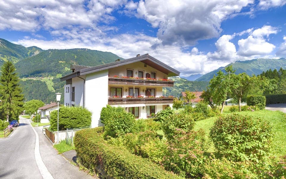 Property building, Facade/entrance, Area and facilities