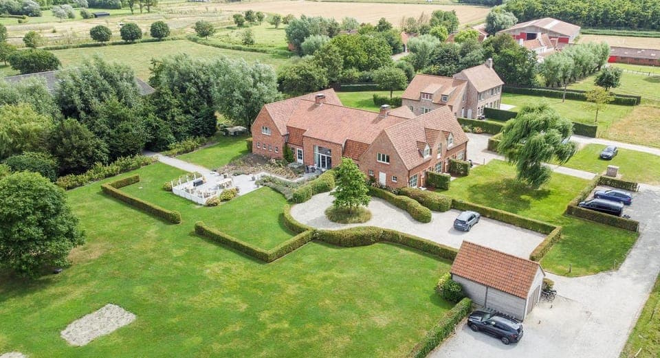 Property building, Garden, Garden view, Street view, Location