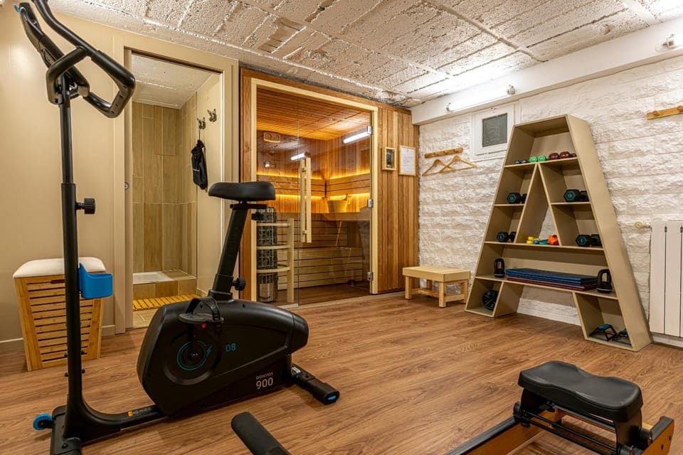 Shower, Sauna, Fitness centre/facilities