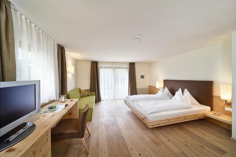 Bed, TV and multimedia, Photo of the whole room, Seating area, Bedroom