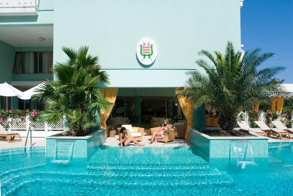 Guests, Swimming pool