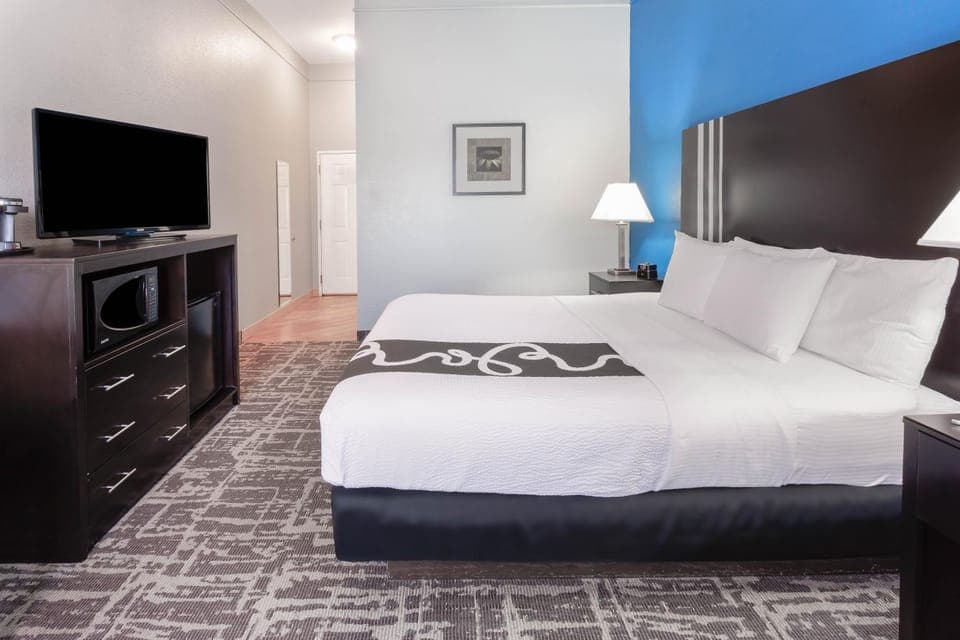 Bed, TV and multimedia, Bedroom