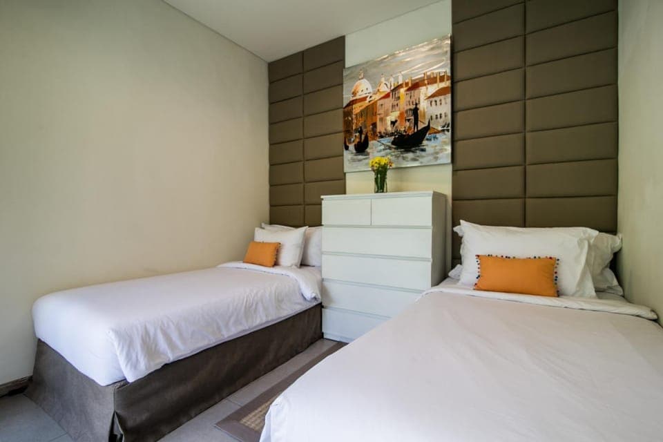 Photo of the whole room, Bedroom