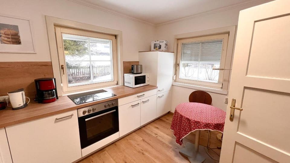 Coffee/tea facilities, Kitchen or kitchenette, oven, stove